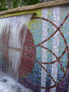 "lila" wall with water detail